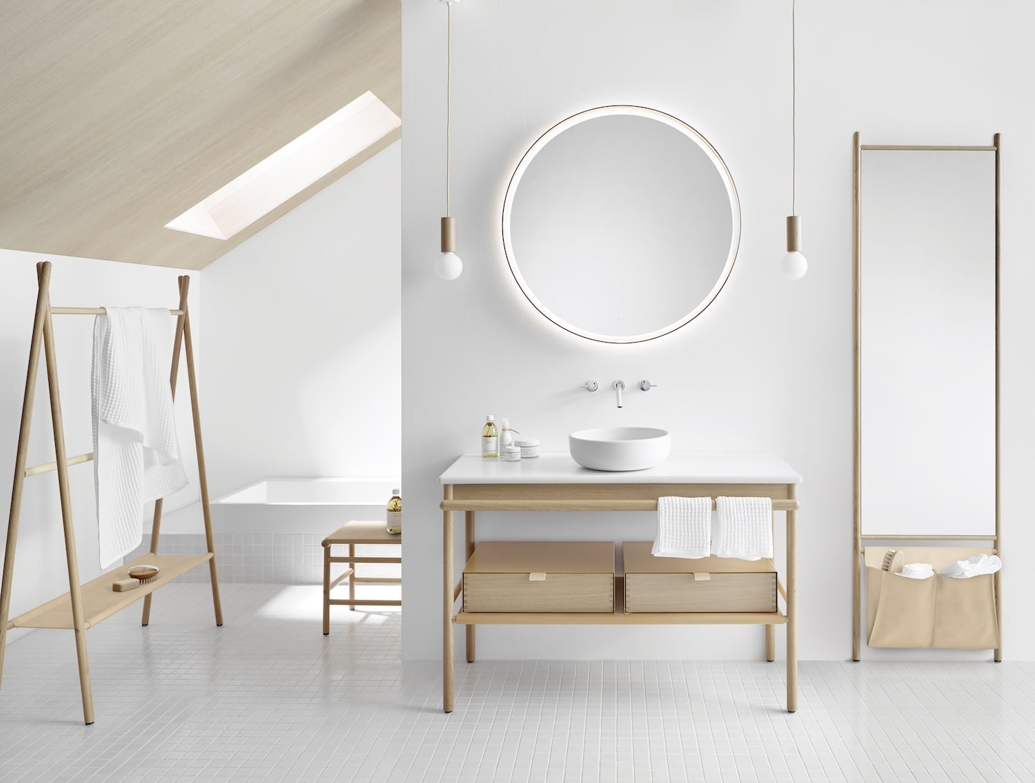Une salle de bains blanche avec des meubles en bois clair