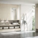 un long plan-vasque de salle de bains avec des casiers de rangement