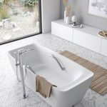 une baignoire au centre d'une salle de bains blanche