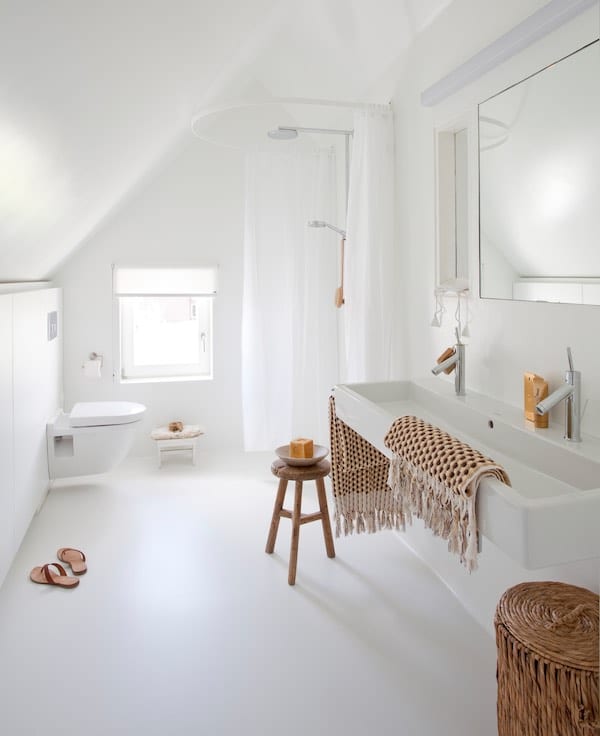 salle de bain Duravit blanche avec douche à l'italienne