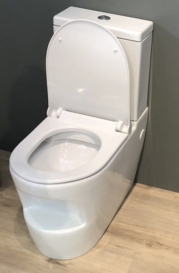 WC avec encoche pour poser les pieds dans une position ergononomique