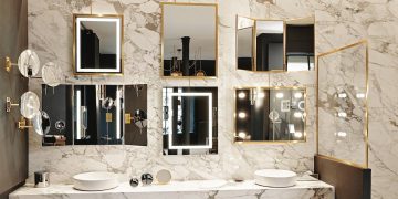 différents mirois de salle de bains sur un mur en marbre blanc
