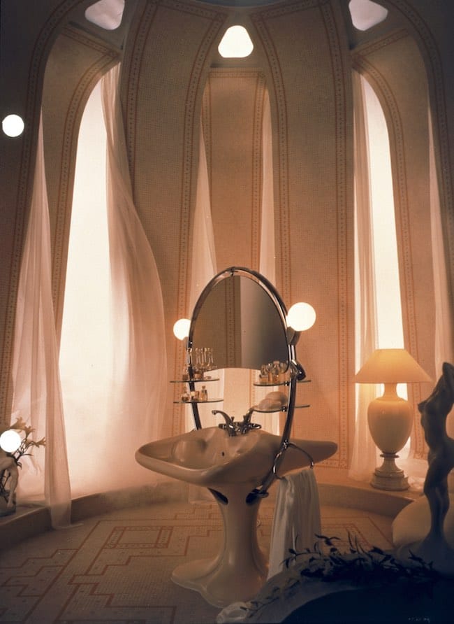 un lavabo avec deux cuves se faisant face séparées par un miroir