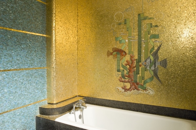 une salle de bains décorée de mosaïque Odorico