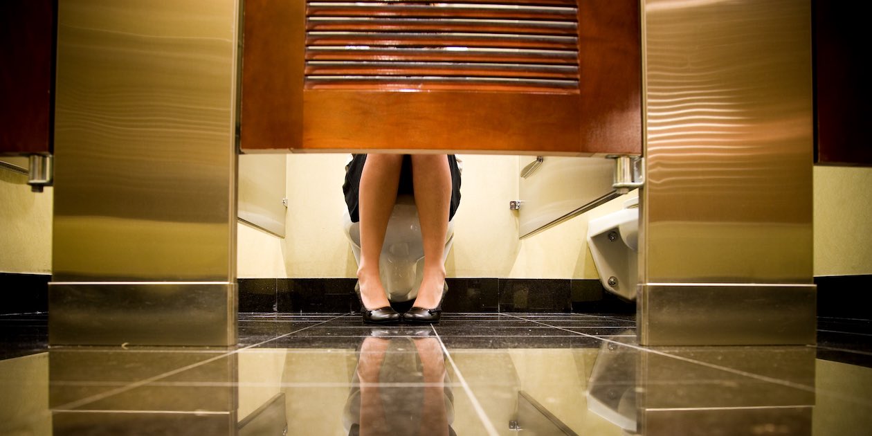 Le poop-shaming ou le syndrome de la princesse aux toilettes