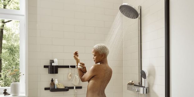 femme dans une douche équipée d'une colonne Pulsify de Hansgrohe