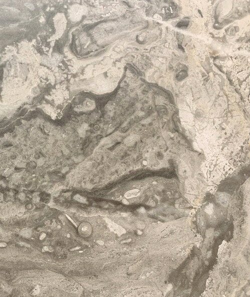 une dalle en grès cérame décoré comme la surface de mars