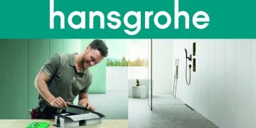 plombier devant une douche avec un caniveau Hansgrohe