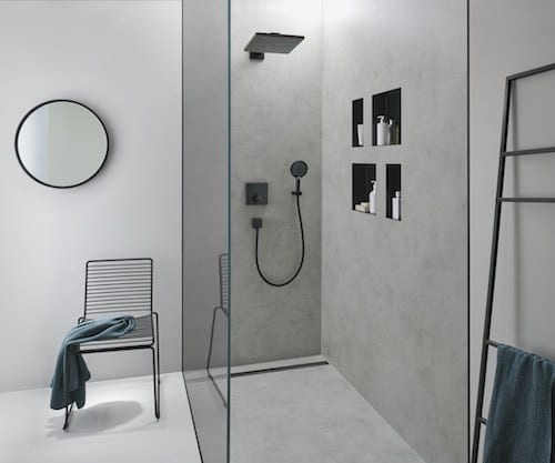 douche avec un caniveau noir et des niches Hansgrohe