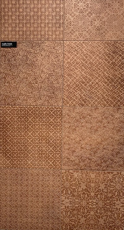 Carreaux avec motifs de palmiers en gravure sur la surface