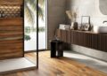 Salle de bains entièrement habillée de carreaux façon bois