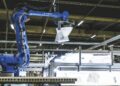Robot soulevant un WC dans une usine Geberit