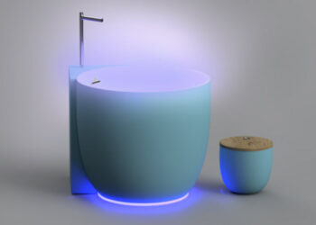 Une baignoire bleu clair en forme de baquet ovoïde