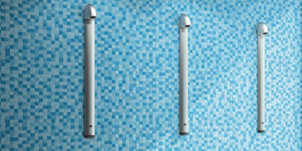 Trois colonnes Sporting 2 Aquatherm de Delabie dans une douche collective