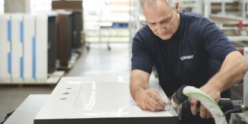 Un opérateur dans l'usine de meuble de salle de bains de Duravit