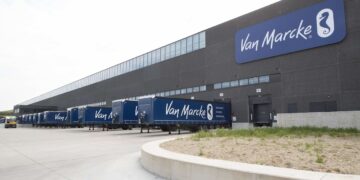 Camions à quai sur la plateforme logistique Van Marcke