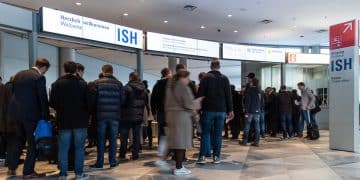 Le monde à l'une des entrées du salon ISH 2019