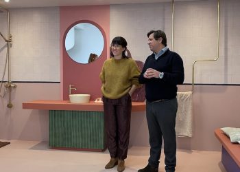 Margaux Keller, designeur, et Baptiste Pocacard, DG de Lazer, devant la salle de bains «A la Bastide», habillée de panneaux Decofast.