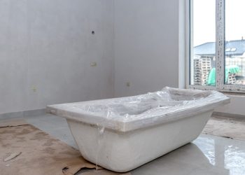 Baignoire dans un appartement en construction