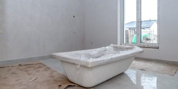 Baignoire dans un appartement en construction