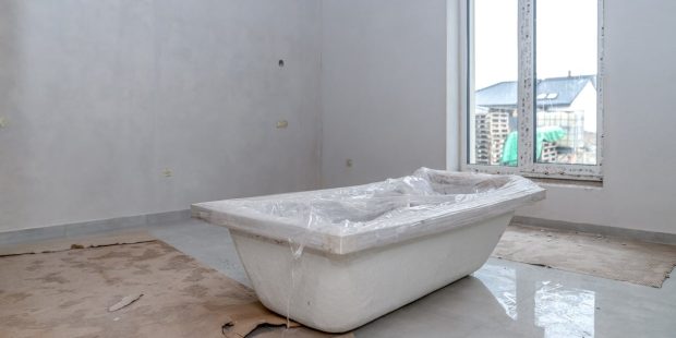 Baignoire dans un appartement en construction