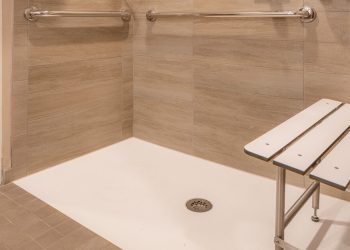 Douche de plain-pied avec un siège