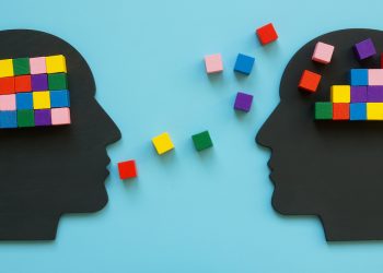 Têtes avec des cubes colorés symbolisant le coaching professionnel