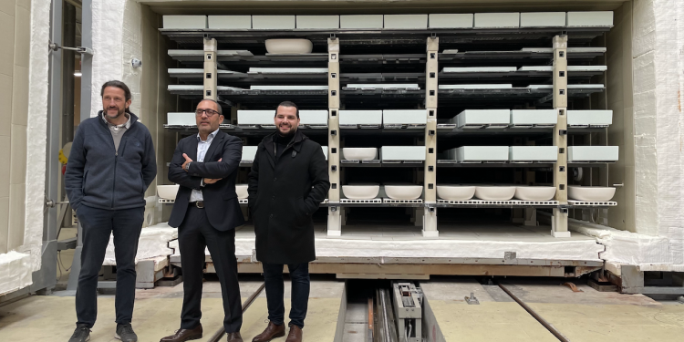 De gauche à droite, Rodolphe Gomis, directeur de l'usine, Manuel et Tristan Rodriguez, président et vice-président de Kramer.