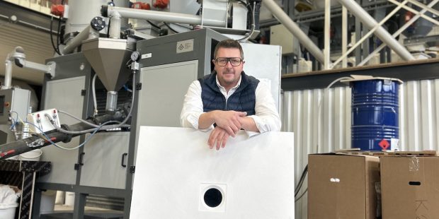Philippe Chassé, gérant de Profil Concept, dans l'atelier de fabrication des receveurs de douche