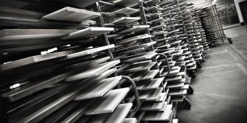 stock de panneaux de bois dans l'usine française de Burgbad
