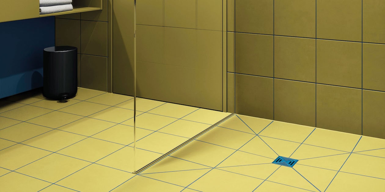 siphon de douche Dalldrain de Dallmer bleu sur un carrelage jaune