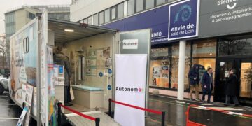 Le camion Cedeo Saint-Gobain de sensibilisation à l'accessibilité devant un showroom Envie de salle de bain