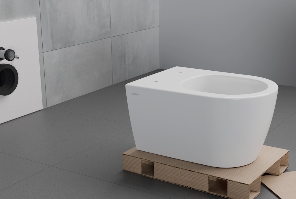 WC suspendu Duravit posé sur son support en carton facilitant son installation