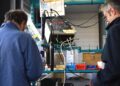 Deux opérateurs dans l'atelier de réparation Reborn des appareils électriques JVD