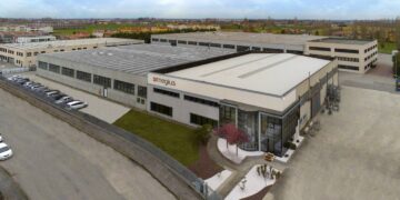 Vue de l'usine de fabrication de parois de douche Megius, en Italie