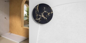 Le receveur de douche Wave de Fiora et son cache-bonde surélevé, sur lequel sont posés des objets