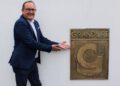 Fabrice Quaglia, directeur commercial Grandsire, devant l'usine