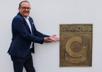 Fabrice Quaglia, directeur commercial Grandsire, devant l'usine