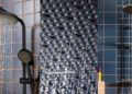 Colonne de douche Activera de Hansgrohe, en finitions noir mat et chromée.