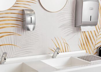 Sanitaires publics équipés d'une double vasque et de robinets temporisés chromés Téos de Pellets ASC.