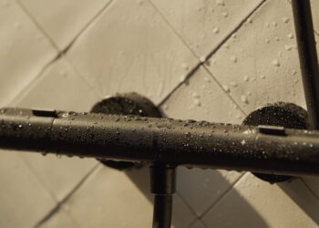 Mitigeur thermostatique noir sous la douche