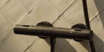 Mitigeur thermostatique noir sous la douche