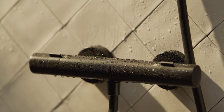 Mitigeur thermostatique noir sous la douche