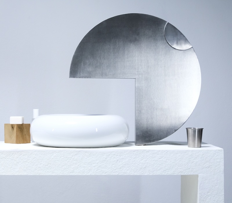 Le mitigeur Celeste de Trone, en forme de Pac-Man, au-dessus d'une vasque blanche.