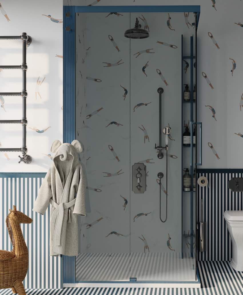 La paroi de douche Oltre de Cesana, dont les profilés bleus accueillent des accessoires.