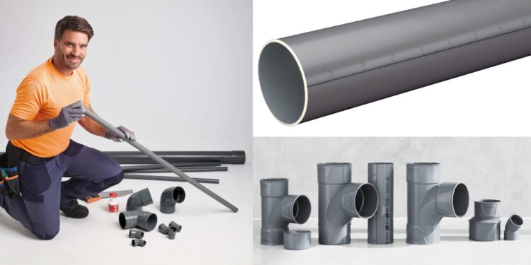 Un installateur présente les tubes et raccords PVC+ de Wavin