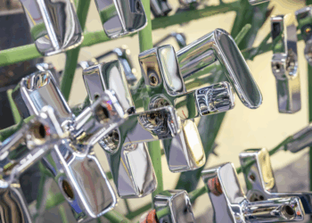 Corps de robinets sortant des bains de chromage, usine Grohe à Hemer, en Allemagne