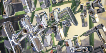 Corps de robinets sortant des bains de chromage, usine Grohe à Hemer, en Allemagne