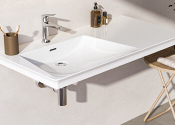 Lavabo plan PMR en céramique blanche avec une large plage de dépose