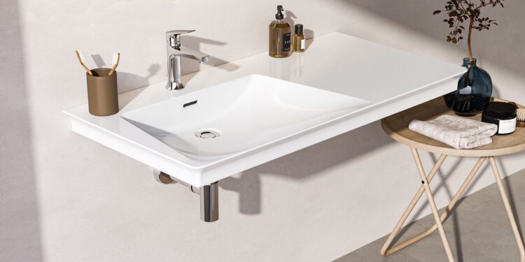 Lavabo plan PMR en céramique blanche avec une large plage de dépose